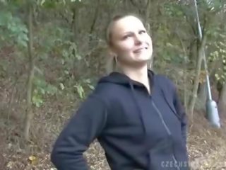 Чешка дочка був picked вгору для публічний брудна відео
